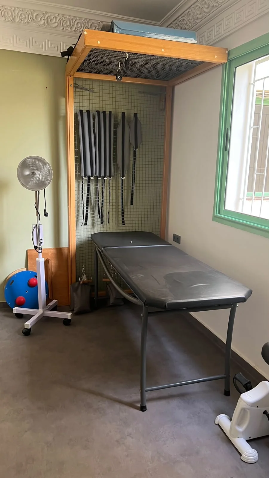 Salle PhysioFlex avec table de soins et matériel de rééducation visible