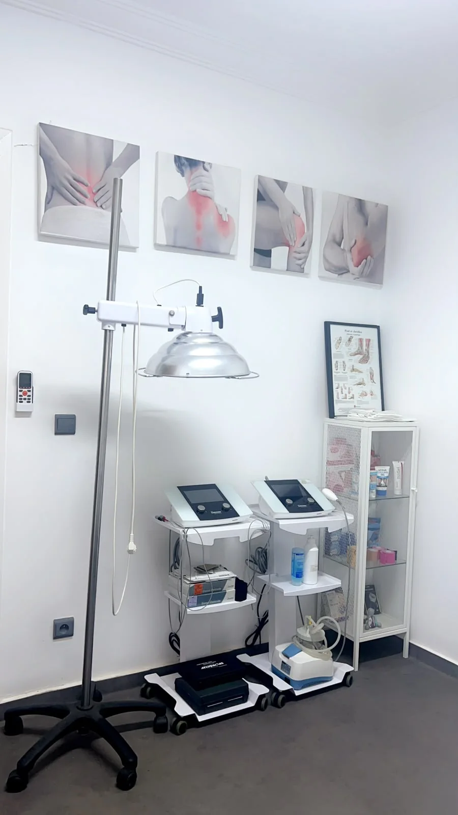 Espace du cabinet de kinésithérapie PhysioFlex à Marrakech, avec une lampe et des affiches anatomiques