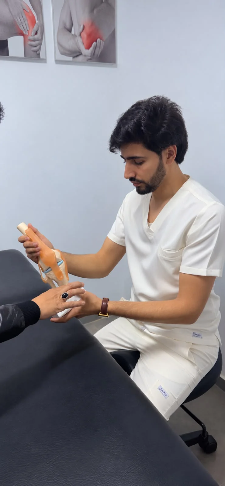 Abdellatif Edlaoui utilisant un modèle anatomique pendant une explication chez PhysioFlex