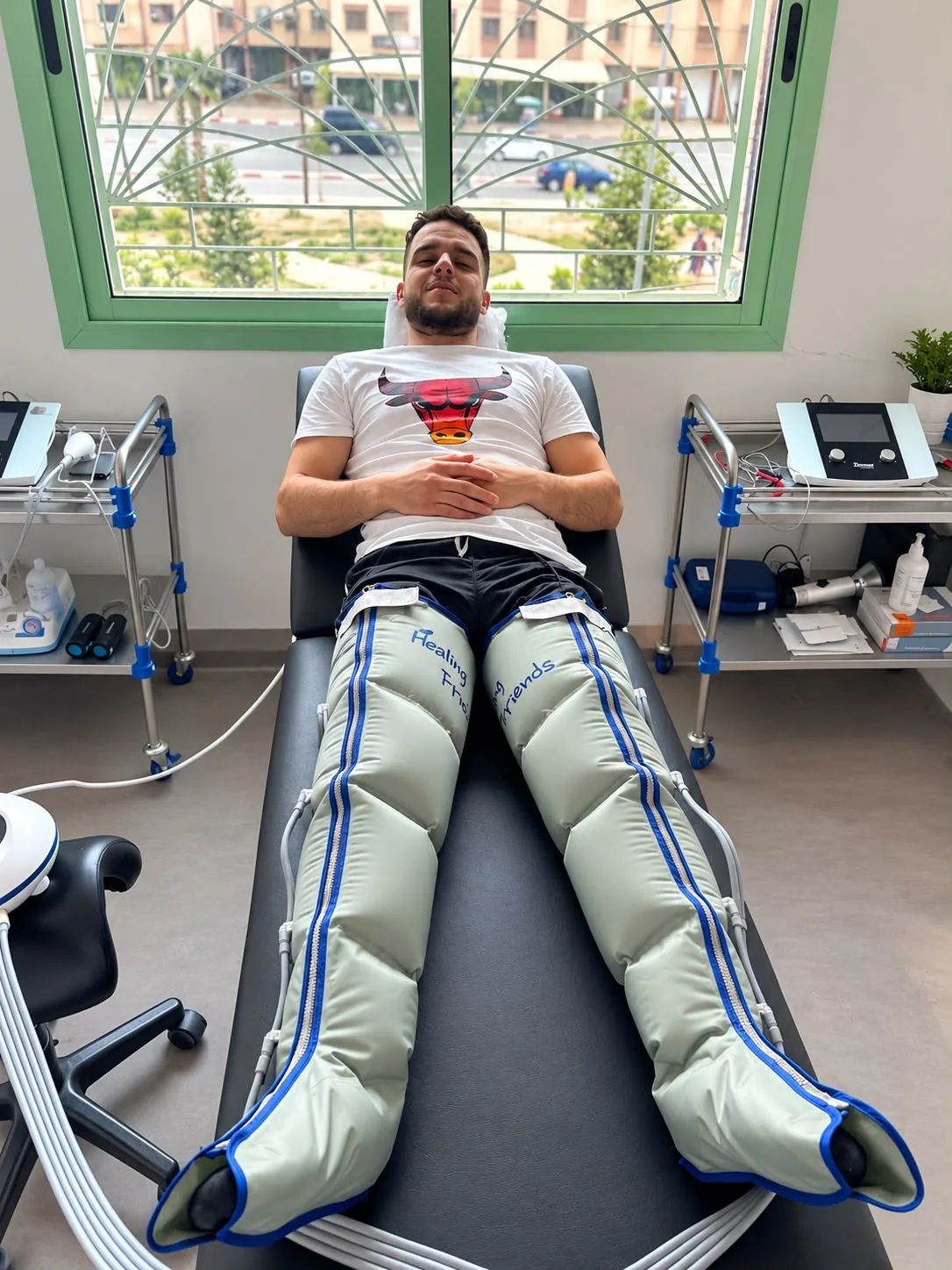 Personne chez PhysioFlex portant un équipement couvrant les jambes pendant une séance